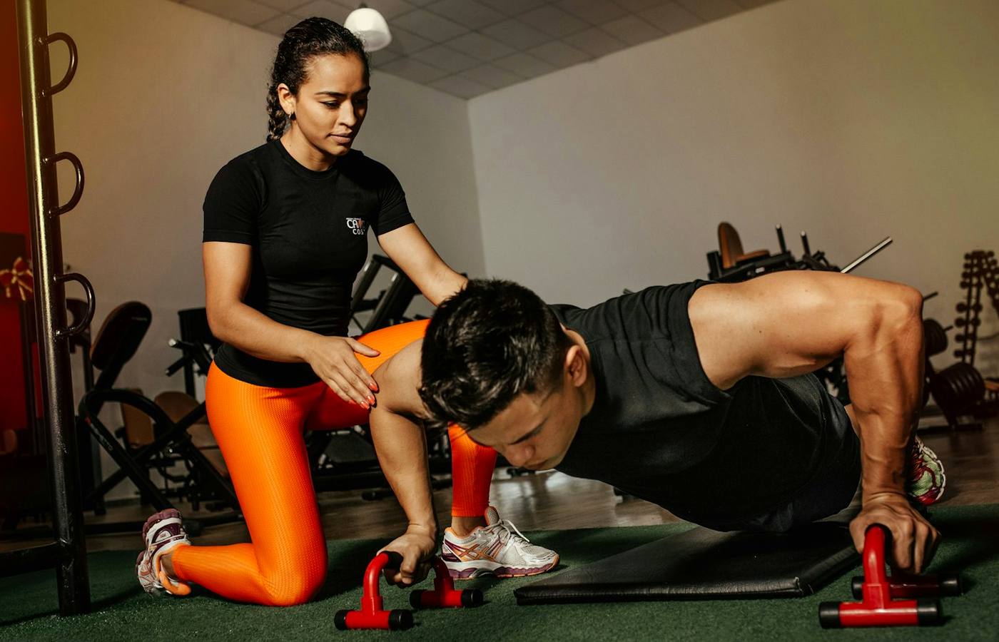 Moderni fitness centrum s prirozenym osvetlenim